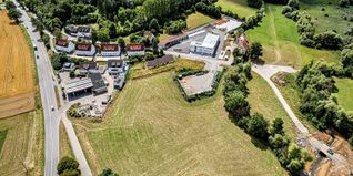 Der Bauhof wurde dieses Jahr eingeweiht. Gegenüber und neben der Tankstelle soll das neue Feuerwehrhaus entstehen.