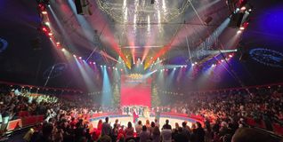 Im neuen Zelt bietet der Weltweihnachtscircus beste Sicht auf internationale Spitzenartistik.