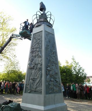Für die Enthüllung des Bauernkriegs-Denkmals „Gesichter des Bauernkriegs“ ließ sich Böblingens Oberbürgermeister Dr. Stefan Belz per Hubsteiger auf neun Meter Höhe und damit auf Augenhöhe mit Georg III heben.
