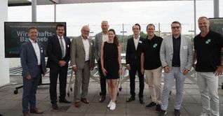 Bei der Zukunftsveranstaltung auf der AI-xpress-Dachterrasse (von links): Markus Linha, (Vorstandsmitglied Kreissparkasse Böblingen), Christian Wehrle (CEO und Vorstandsvorsitzender von Bitzer SE), Dr. Karl Peter Hoffmann (Geschäftsführer der Stadtwerke Sindelfingen), Wolfgang Wendt (Vorsitzender der Geschäftsführung der IBM Deutschland GmbH), Dr. Kathrin Steinbrink (Head of AI xpress), SZ/BZ-Verleger Dr. Christian Röhm, Redaktionssleiter Tim Schweiker, Andreas Weeber (Präsident der IHK-Bezirkskammer Böblingen) und Chefreporter Jürgen Wegner.