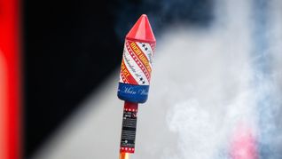 Durch Silvesterböller wurde ein Gebäude in Mannheim in Brand gesetzt. (Symbolbild)