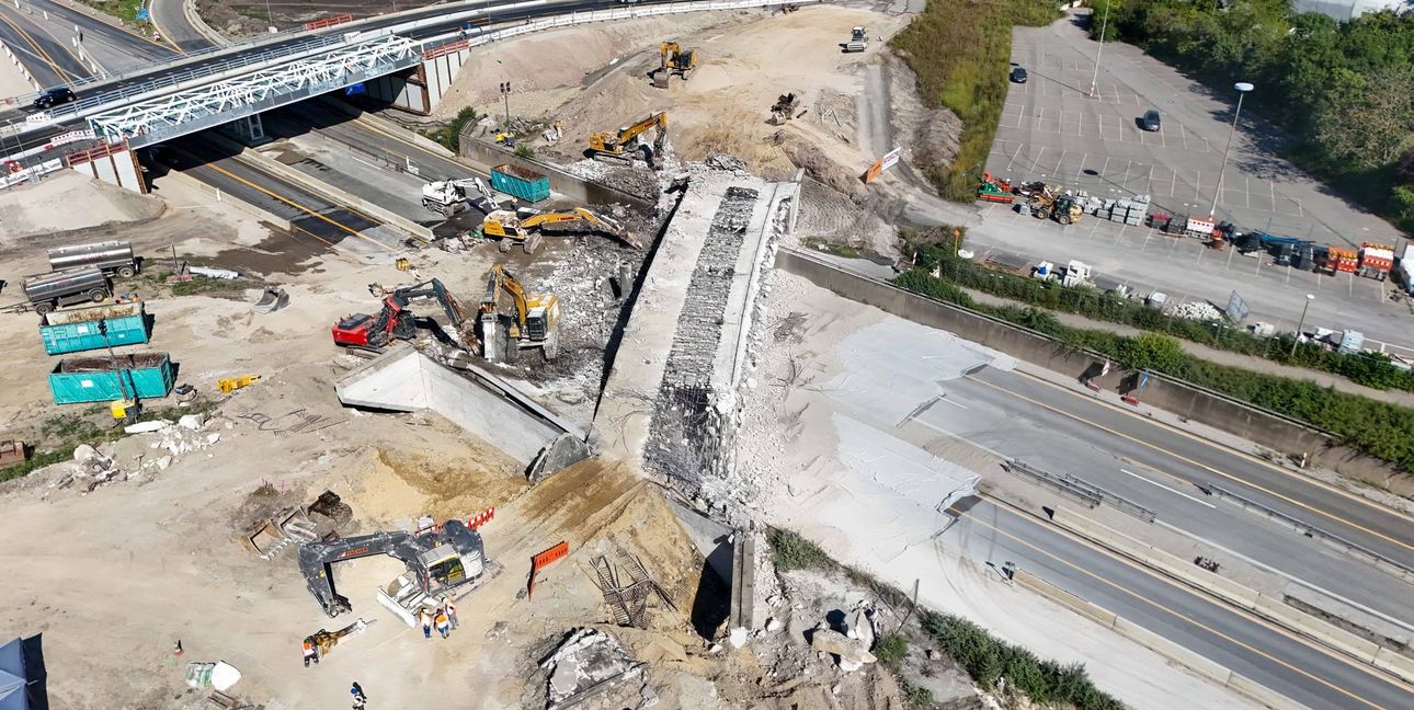 Die Brücke in der Wolfgang-Brumme-Allee wurde im August abgebrochen - sie war die letzte Brücke über die A81, die wegen des Ausbaus gefallen ist. Wegen des Abbruchs war die A81 gesperrt - wie zuvor Ende Juli, als die Behelfsbrücke ein paar Meter daneben eingehoben wurde. 	 Bilder: Dettenmeyer