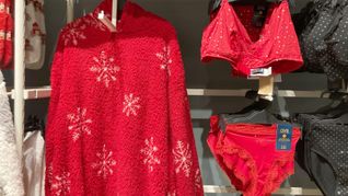 Geschenkte rote Unterwäsche, in der Silvesternacht getragen, soll Glück im neuen Jahr bringen.