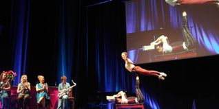 Große Vielfalt auf kleiner Bühne: Yasmine & Uwe zeigen artistische Körperkunst. 	Bild:Staber