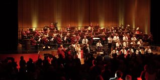 Stadtkapelle und Big Band sind zum Finale des 37. Weihnachtskonzerts in der Stadthalle gemeinsam auf der Bühne.