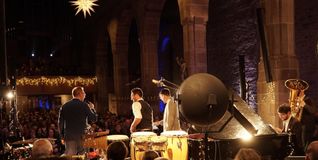 Die Hanke Brothers musizieren auf der Bühne und singen gemeinsam mit dem Publikum in der Martinskirche.